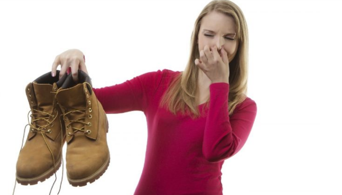 cómo quitar el olor a pies de los zapatos