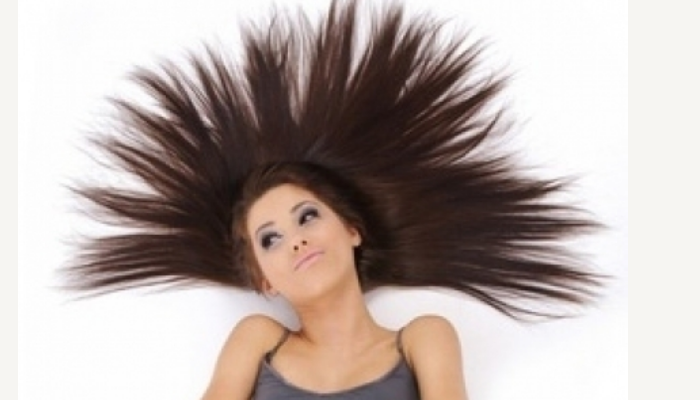 cómo quitar la electricidad estática del pelo