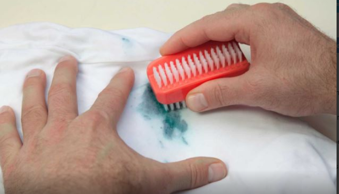 Cómo quitar pintura plástica seca de la ropa