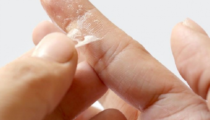 Cómo quitar restos de pegamento de las manos: