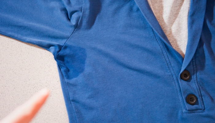 Cómo quitar las manchas de las axilas de las camisas de color oscuro: