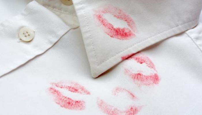 Cómo quitar pintura de labios de la ropa