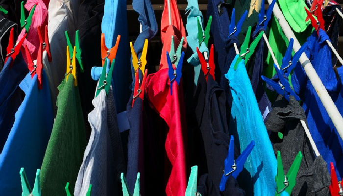 5 trucos caseros para quitar manchas de desteñido de la ropa