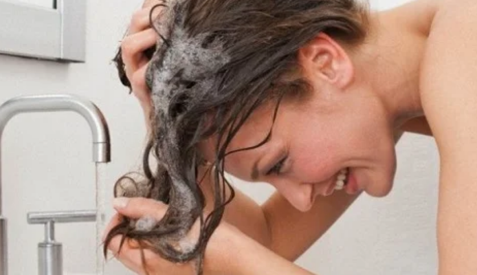 Cómo quitar la caspa del pelo con trucos caseros