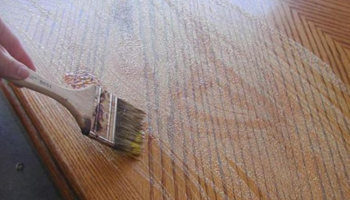 Cómo quitar pintura de la madera con decapante