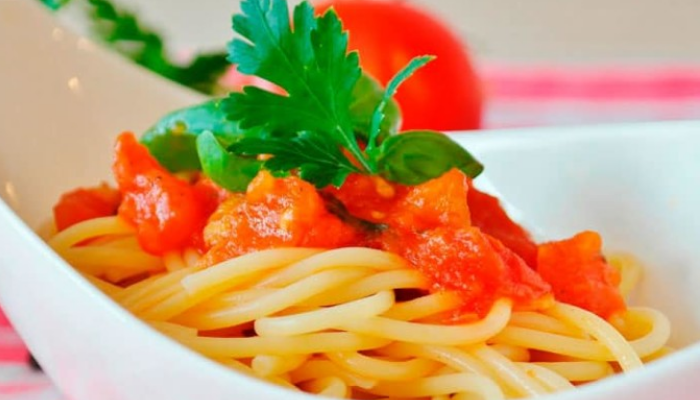 ¿Cómo quitar manchas de tomate? – 5 métodos rápidos y efectivos