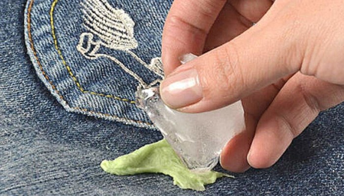 quitar el chicle de la ropa con hielo