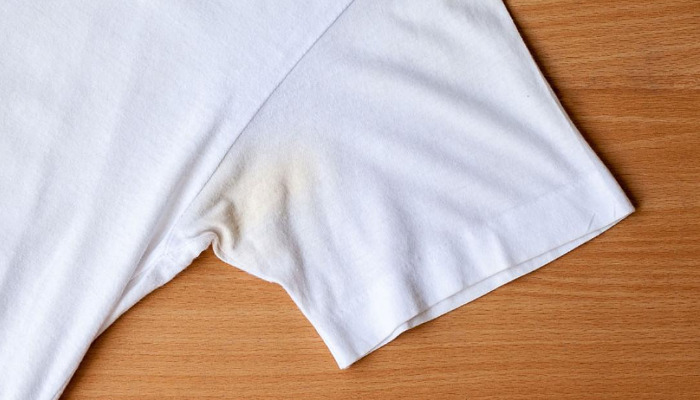Elimina las manchas de sudor en la ropa blanca con estos prácticos remedios