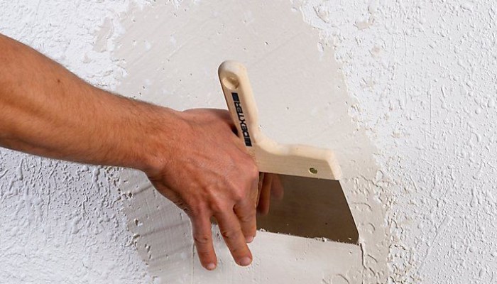 Cómo quitar el gotelé de una pared acabada con pintura al temple