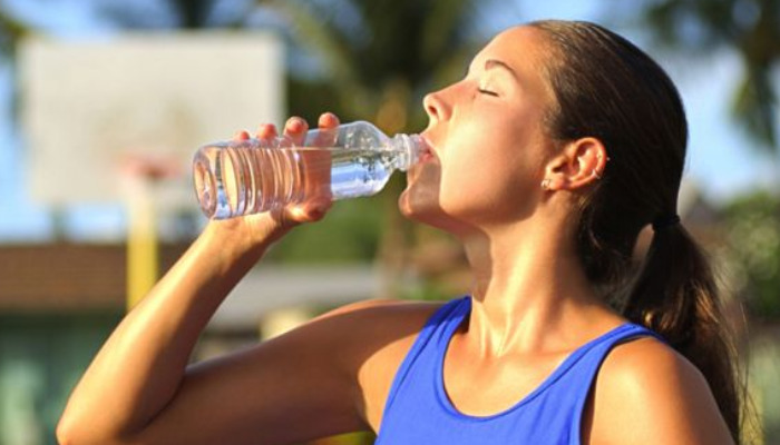 Beber suficiente agua evita el estreñimiento y es muy saludable