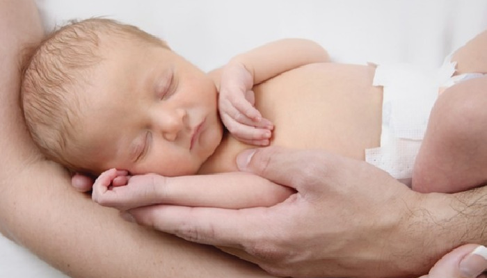 Aliviar los cólicos a un bebé es fácil tómalo en tus brazos y arrullalo