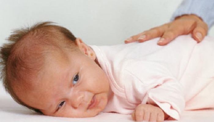 Con suaves pàlmaditas en la espalda puede quitar cólicos a un bebé