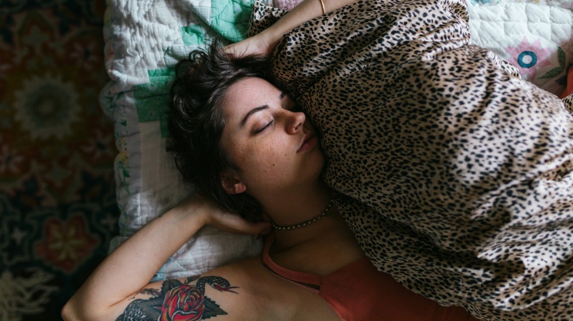 personas acostadas en camas, gateando sobre mantas y sosteniendo almohadas de leopardo